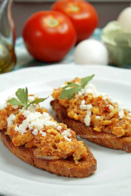 Greek scrambled eggs with tomatoes (Kayianas or Strapatsada) Greek scrambled eggs with tomatoes (Kayianas or Strapatsada)